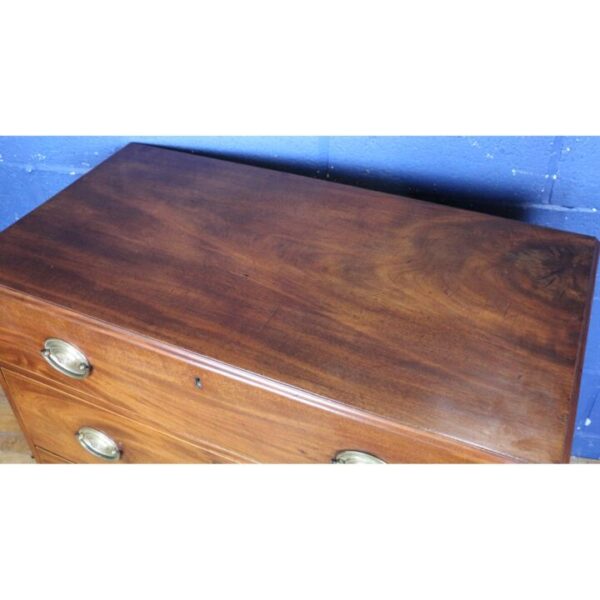 A Quality Georgian Mahogany Three High Bedroom Chest of Drawers Raised on Bracket Feet - Image 5