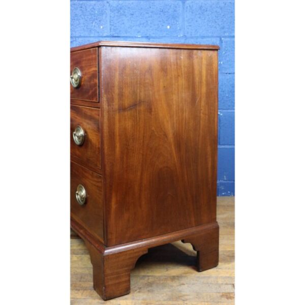 A Quality Georgian Mahogany Three High Bedroom Chest of Drawers Raised on Bracket Feet - Image 3