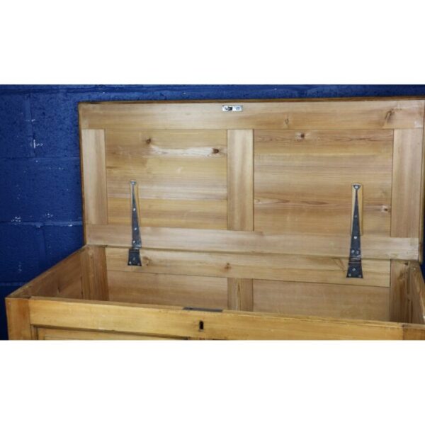 A Georgian Panelled Pine Mule Chest Blanket Box with Waxed Finish - Image 7