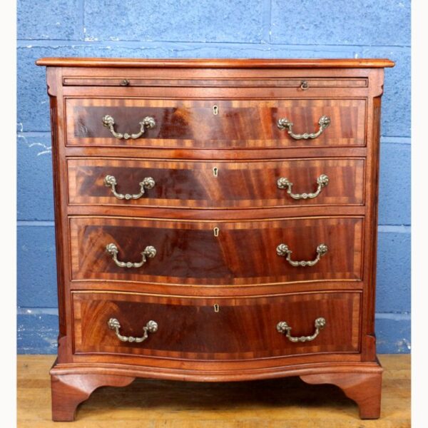 A Georgian Style Mahogany Serpentine Fronted Bachelors Chest of Drawers with Brushing Slide - Image 2