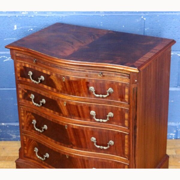 A Georgian Style Mahogany Serpentine Fronted Bachelors Chest of Drawers with Brushing Slide - Image 10
