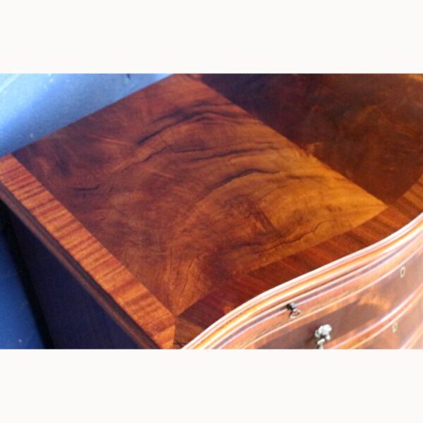 A Georgian Style Mahogany Serpentine Fronted Bachelors Chest of Drawers with Brushing Slide - Image 9