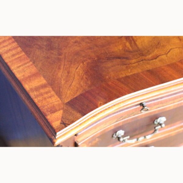A Georgian Style Mahogany Serpentine Fronted Bachelors Chest of Drawers with Brushing Slide - Image 8