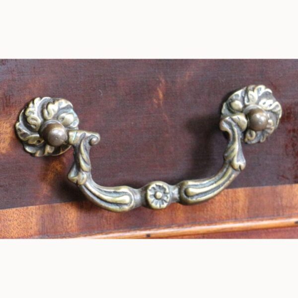 A Georgian Style Mahogany Serpentine Fronted Bachelors Chest of Drawers with Brushing Slide - Image 7