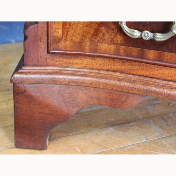 A Georgian Style Mahogany Serpentine Fronted Bachelors Chest of Drawers with Brushing Slide - Image 6