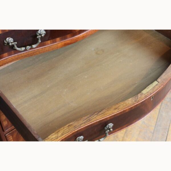 A Georgian Style Mahogany Serpentine Fronted Bachelors Chest of Drawers with Brushing Slide - Image 5