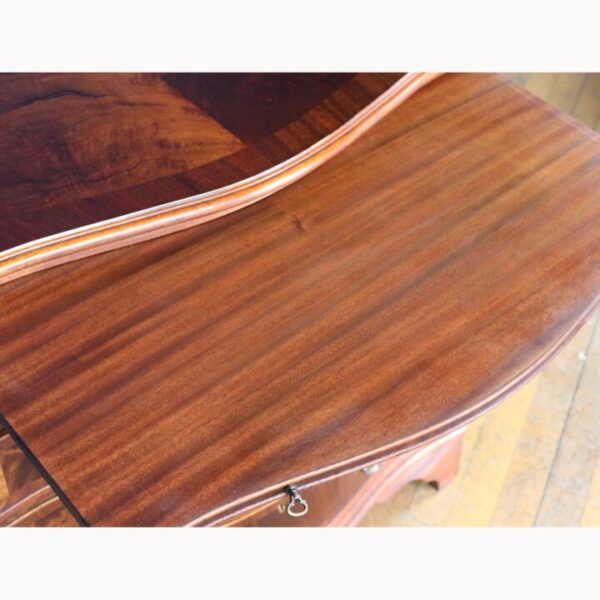 A Georgian Style Mahogany Serpentine Fronted Bachelors Chest of Drawers with Brushing Slide - Image 4