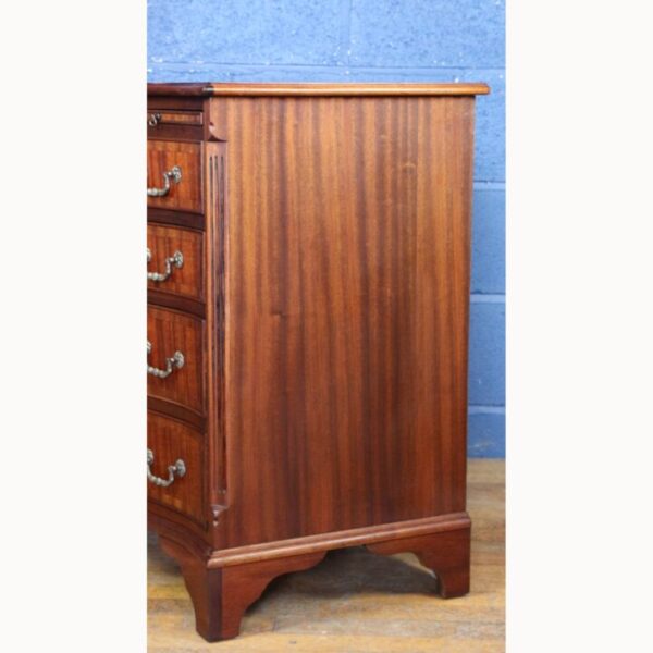 A Georgian Style Mahogany Serpentine Fronted Bachelors Chest of Drawers with Brushing Slide - Image 3